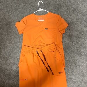 Figs Shaka Orange Scrub Set